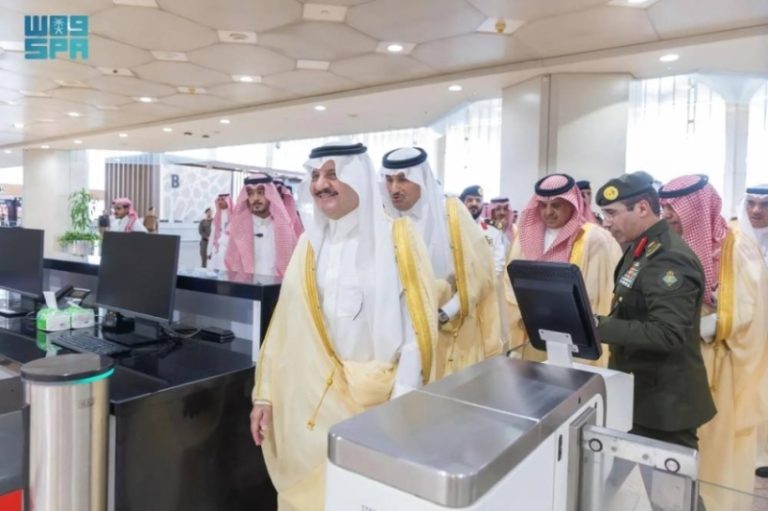 أمير الشرقية يفتتح البوابات الإلكترونية في مطار الملك فهد الدولي