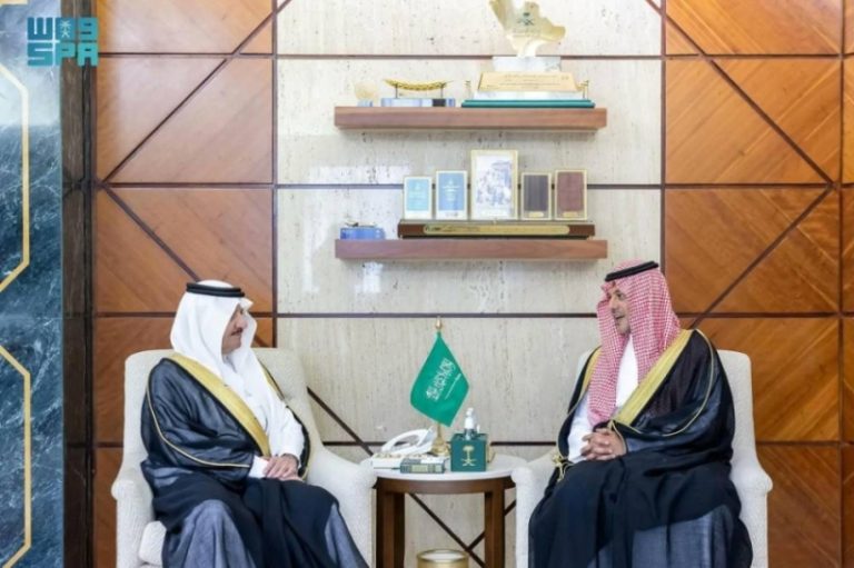 أمير الشرقية يلتقي مدير عام الفروع بالهيئة العامة للنقل ويستعرض مشاريع الهيئة في المنطقة