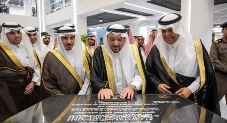 أمير القصيم يفتتح مركز العثيم المبتكر لتعزيز التنمية والابتكار في المنطقة.