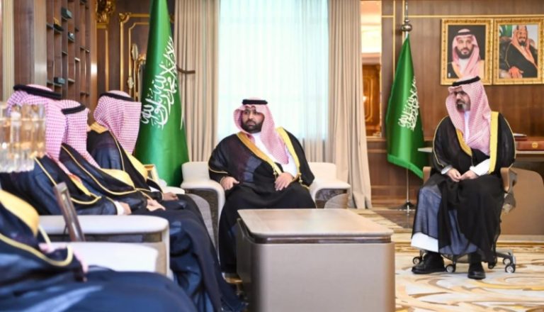 أمير جازان يستعرض مع رئيس ووكلاء الجامعة قضايا أكاديمية متعددة
