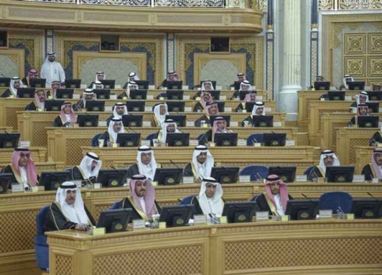 الشورى يدعو لاستقطاب رؤوس الأموال السعودية من الخارج
استقطاب رؤوس الأموال السعودية يتصدر مطالب الشورى
دعوة الشورى لاستقطاب رؤوس الأموال السعودية في الخارج