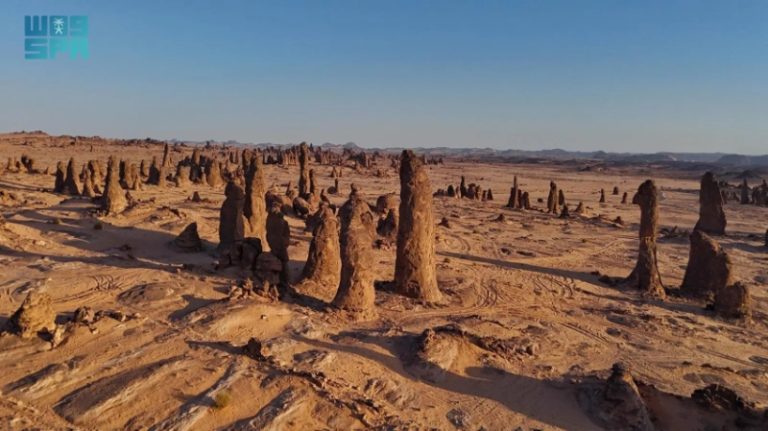 الغراميل يبهر الزوار بتكويناته الطبيعية في العُلا