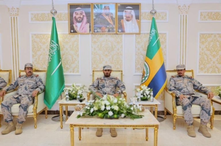 الودعاني يزور منسوبي حرس الحدود في المدينة وتبوك