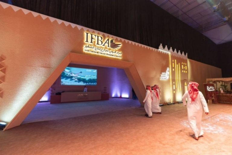 تجمع عالمي في الرياض لمزاد الصقور”
“مزاد الصقور يستقطب الجميع في الرياض”
“الرياض تحتضن مزاد الصقور العالمي”
“مزاد الصقور يقرب العالم في الرياض