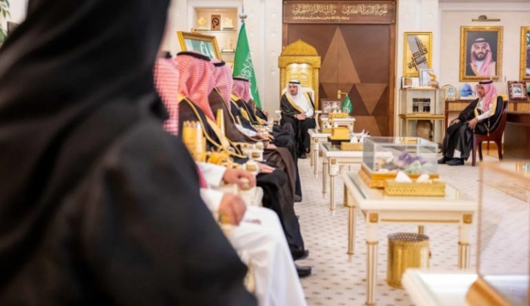تسليم التقرير السنوي للغرفة التجارية وأبرز إنجازات نادي الطيران بالرس للأمير في القصيم