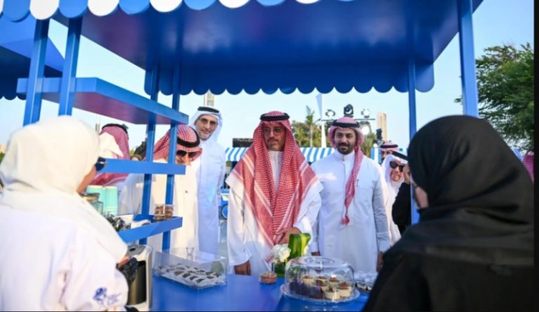 تسليم عربات متنقلة في جدة ضمن مبادرة أكشاك الأسر “البائع الموسمي”