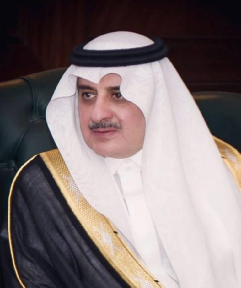 تقديم العزاء: أمير تبوك يواسي الدكتور عبدالله الشريف في وفاة والدته