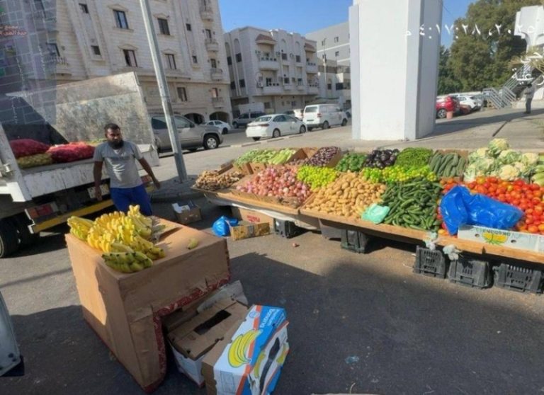 رصدت أمانة جدة بسطات عشوائية وصادرت 3 أطنان من الخضروات في العزيزية