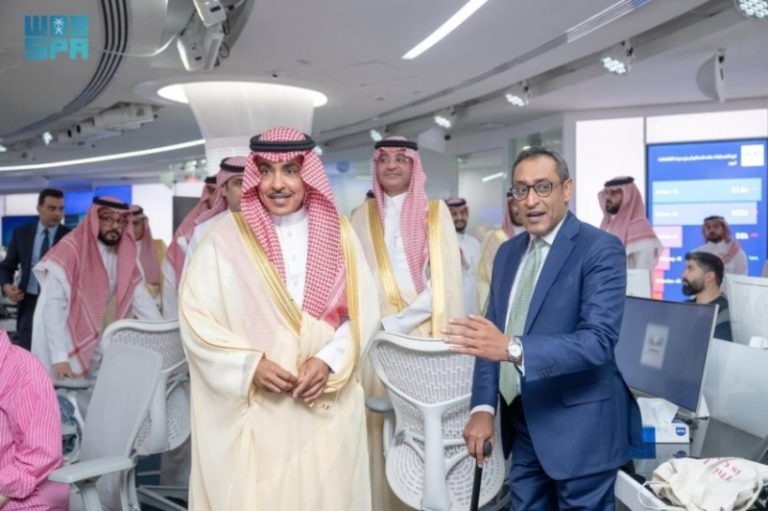 زيارة وزير الإعلام لمقر شبكة “العربية” بالرياض