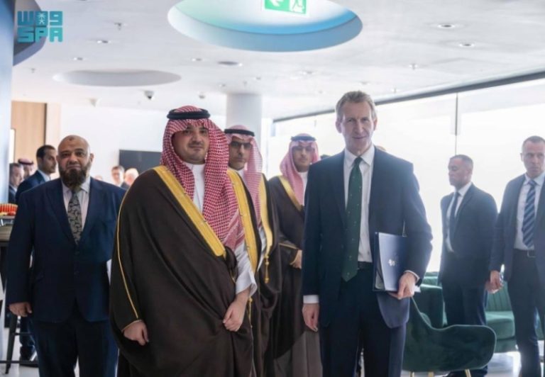 زيارة وزير الداخلية للثكنات العسكرية «ويلينجتون» بلندن