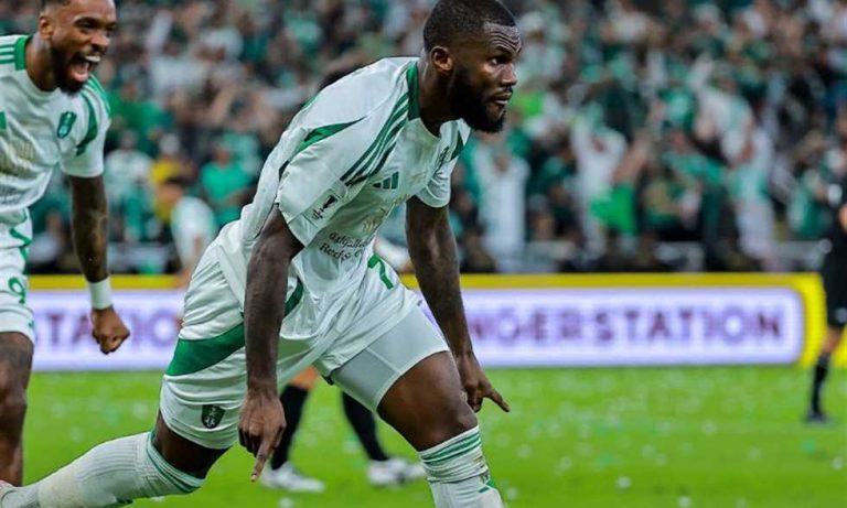ليدز يونايتد ينافس فيورنتينا للحصول على خدمات اللاعب فرانك كيسي من أهلي جدة