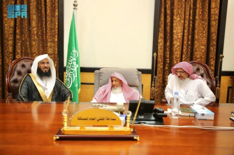 مفتي عام المملكة يستقبل رئيس جمعية النور لتحفيظ القرآن الكريم في الباحة