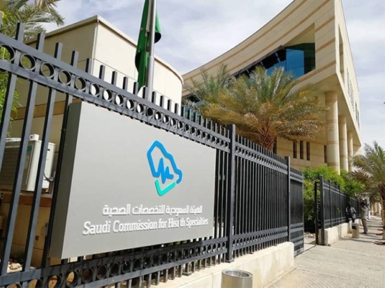 ممارسو الصحة بالمملكة يصلون إلى 737 ألفاً و57% منهم سعوديون