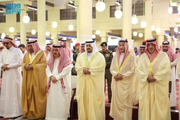 نائب أمير الرياض يشارك في صلاة الميت على الأمير الوليد بن خالد بن طلال