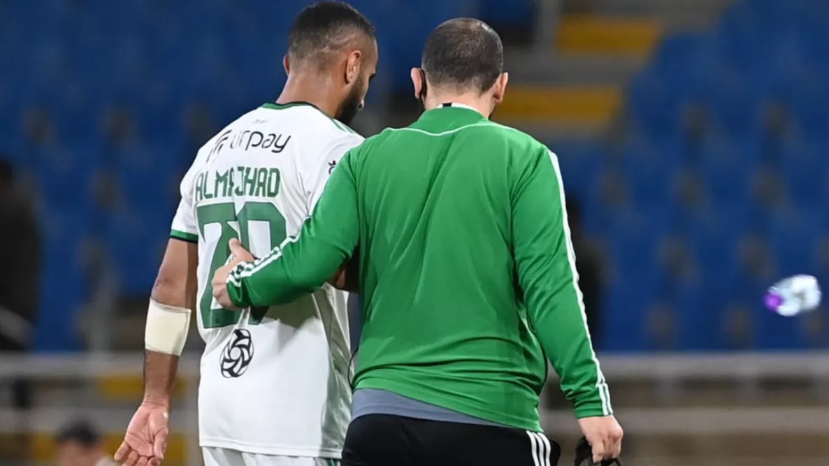 أول رسالة من نجم الأهلي بعد إعلان الاستغناء عنه رسميا