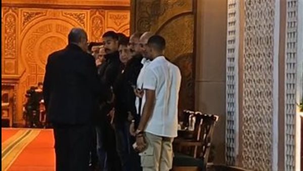 أشرف زكي وإدوارد ورامز جلال أبرز الحضور في عزاء الفنان سيد صدقي بمسجد الشرطة| بث مباشر
09/08/2025 08:54 م