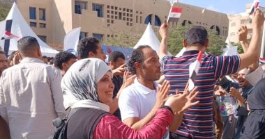 بالزغاريد وعلم مصر.. إقبال المواطنين على لجان انتخابات الشيوخ بأكتوبر