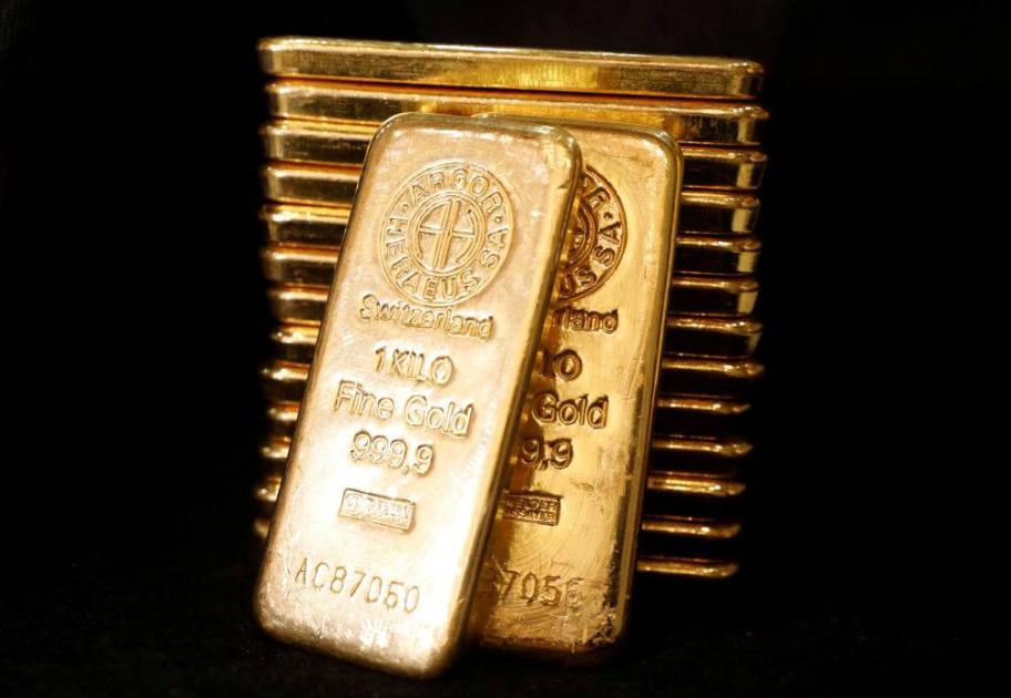 الذهب قرب أعلى مستوى في شهر وسط ضعف الدولار