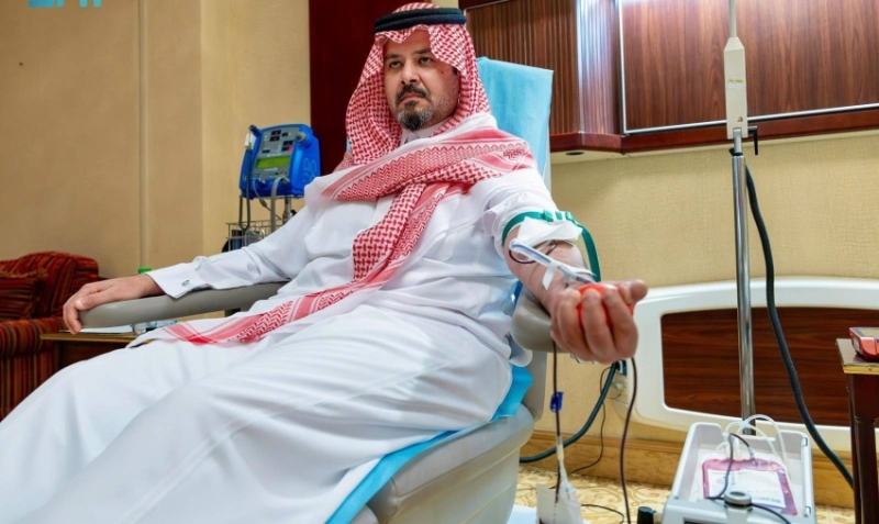 الأمير سلمان بن سلطان يتبرع بالدم دعمًا للحملة الوطنية السنوية للتبرع بالدم.