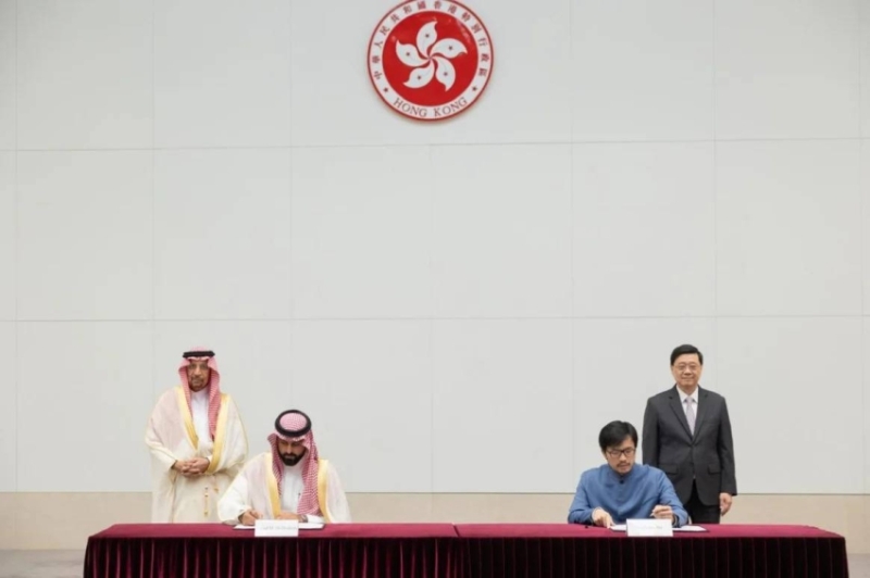 الفالح يستعرض سبل تعزيز التعاون البنكي بين المملكة العربية السعودية والصين في اجتماع.