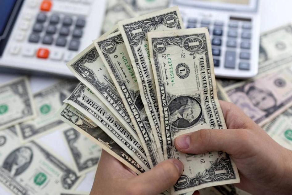 الدولار يتعافى قليلاً مع استمرار القلق حيال استقلالية «الاحتياطي الفيدرالي»
