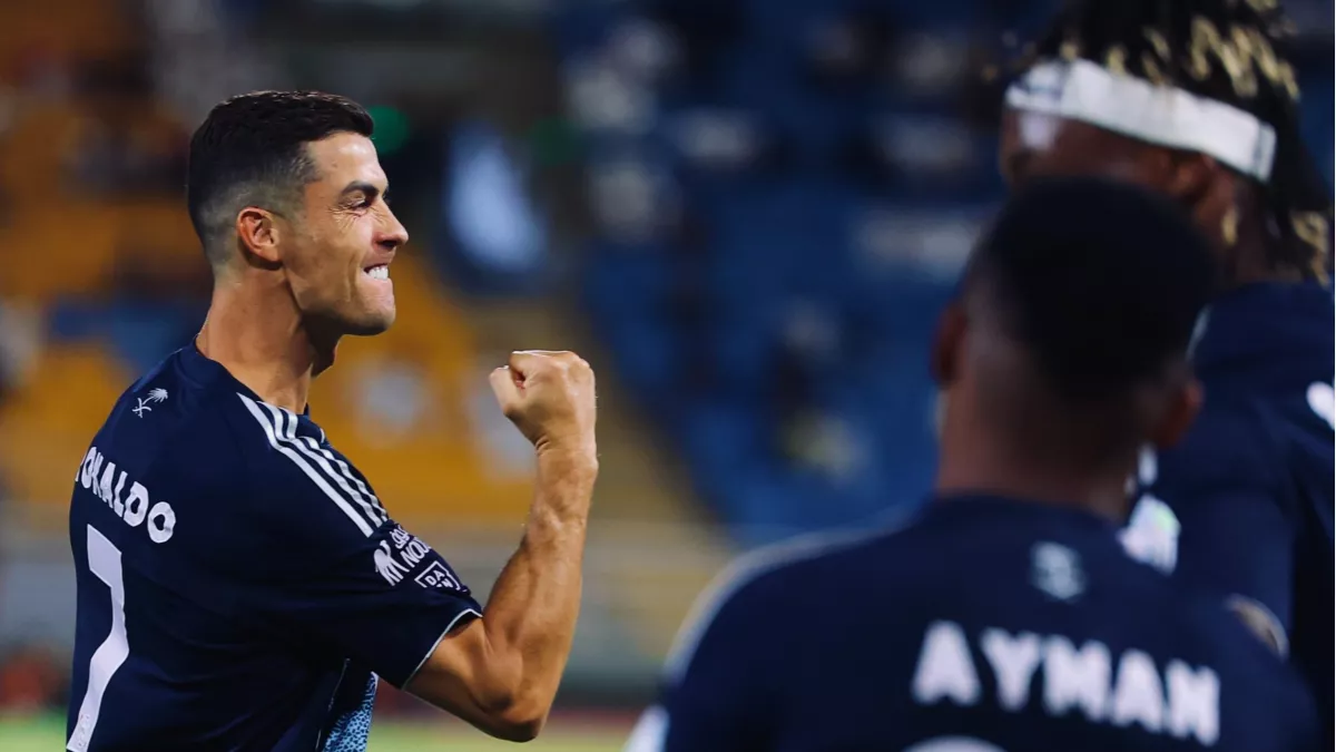 حرب بين النصر والهلال بسبب القميص الأزرق وتعليق يثبت أحقية العالمي باللون