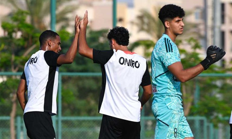 زي الزمالك في مواجهة سيراميكا كليوباترا يتضمن القميص الأبيض والسروال الأسود