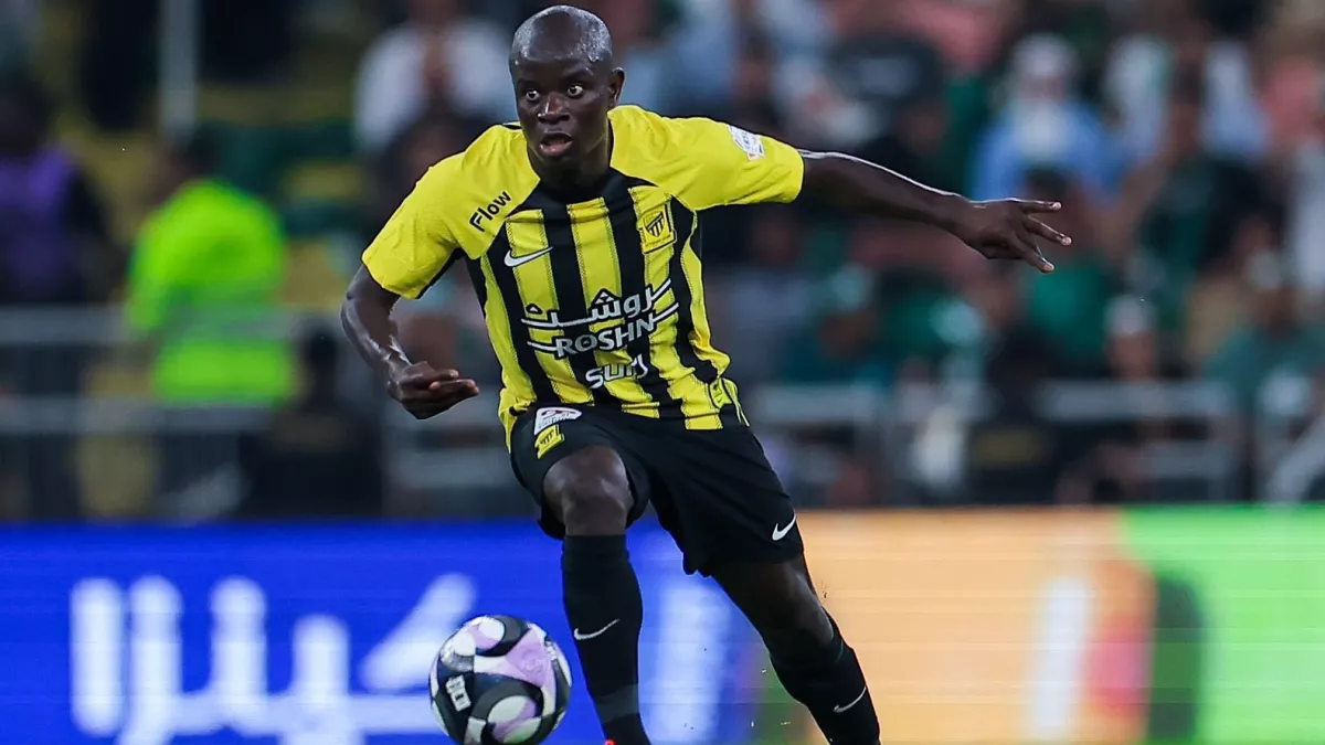 "محبوب الجماهير في خطر".. فريق مفاجئ في دوري روشن يخطف كانتي من الاتحاد