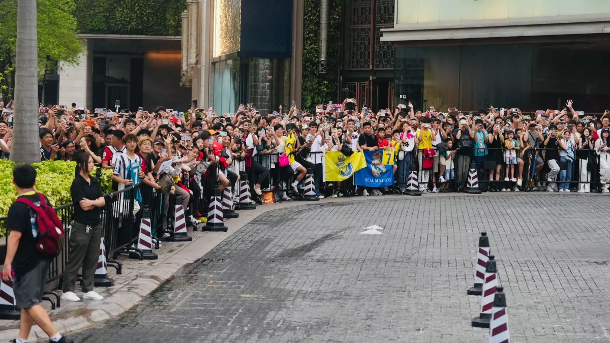 قمصان حمراء وبيضاء تشجع النصر أمام الاتحاد في هونج كونج.. ما القصة ؟