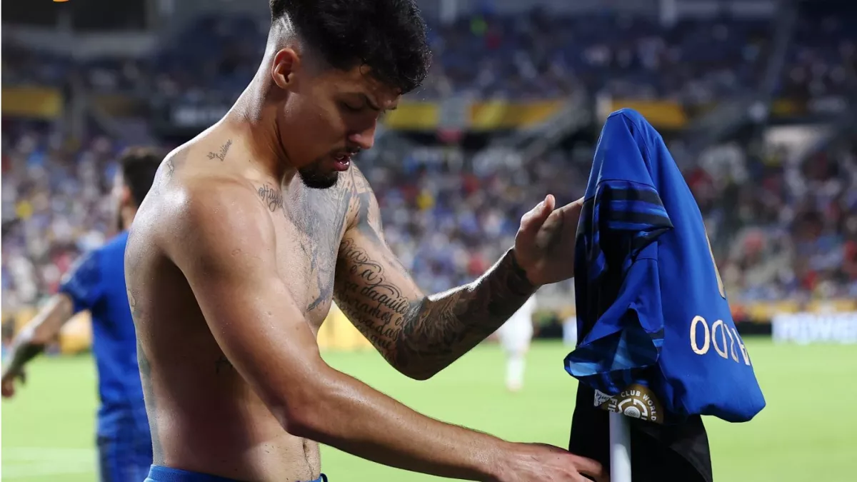 مفاجأة مدوية تفسد موسم الهلال .. محترف الفريق يطلب العودة إلى أوروبا !