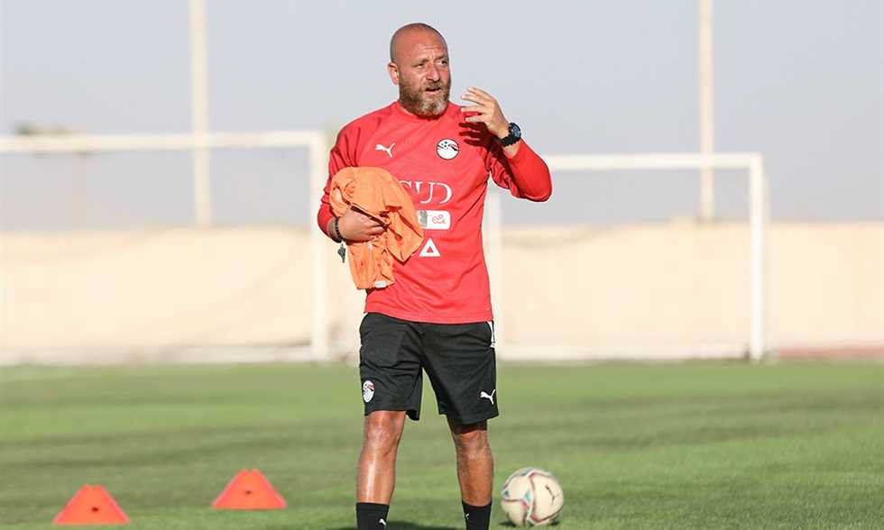المعسكر الأول.. وائل رياض يعلن قائمة منتخب مصر تحت 18 عاما
أعلن وائل رياض المدير الفني للمنتخب الوطني تحت 18 عاما، قائمة اللاعبين المختارين للمعسكر الأول للفريق. ويخوض منتخب مصر تحت 18 عاما معسكره الأول في الفترة من 3 حتى 7 أغسطس الجاري بمركز المنتخبات الوطنية بمدينة السادس من...
الجمعة، 01 أغسطس 2025 - 15:21