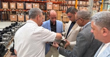 وزير الإسكان يحقق في تقنية الطلمبات بمصنع "هيدرو" الإسباني