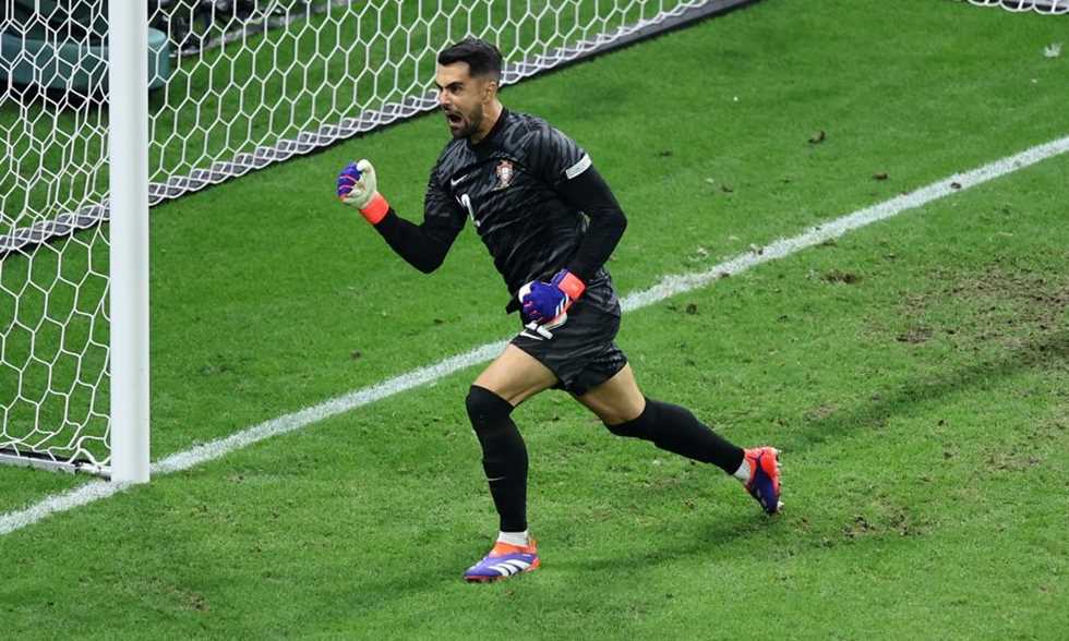 أبولا: النصر يخطط للتعاقد مع ديوجو كوستا
يخطط نادي النصر السعودي للتعاقد مع ديوجو كوستا حارس مرمى بورتو البرتغالي.
الأربعاء، 03 سبتمبر 2025 - 00:48