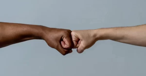 اذاعة مدرسية جاهزة عن العنصرية كاملة الفقرات بالمقدمة والخاتمة