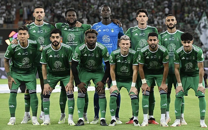 جماهير الأهلي تشعل الأجواء مبكرًا قبل قمة النصر في دوري روشن
