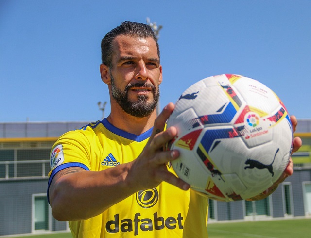 نيجريدو يودع الملاعب بعد 20 عامًا من العطاء