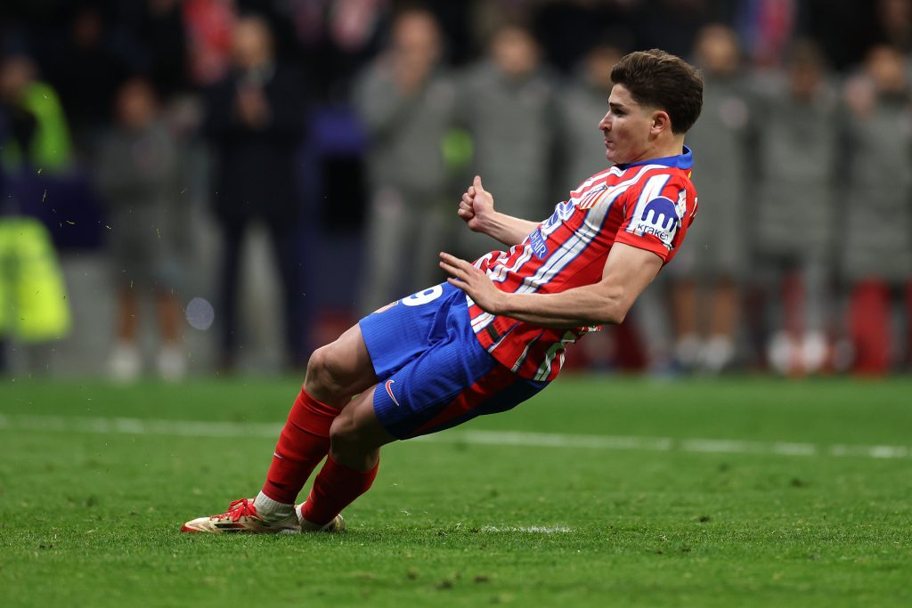 إحباط كبير في أتلتيكو مدريد بعد الإقصاء من دوري الأبطال وصورة معبرة تجسد خيبة أمل جوليان ألفاريز