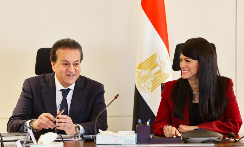 وزيرة التخطيط تناقش الموازنة الاستثمارية لقطاع الصحة