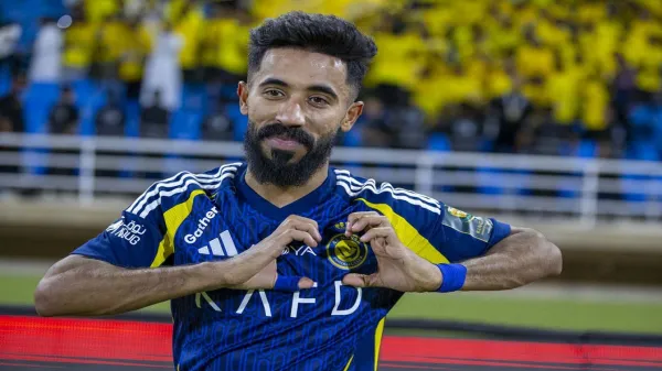 النصر يواجه أزمة قبل الكلاسيكو أمام الهلال بعد طرد نواف بوشل