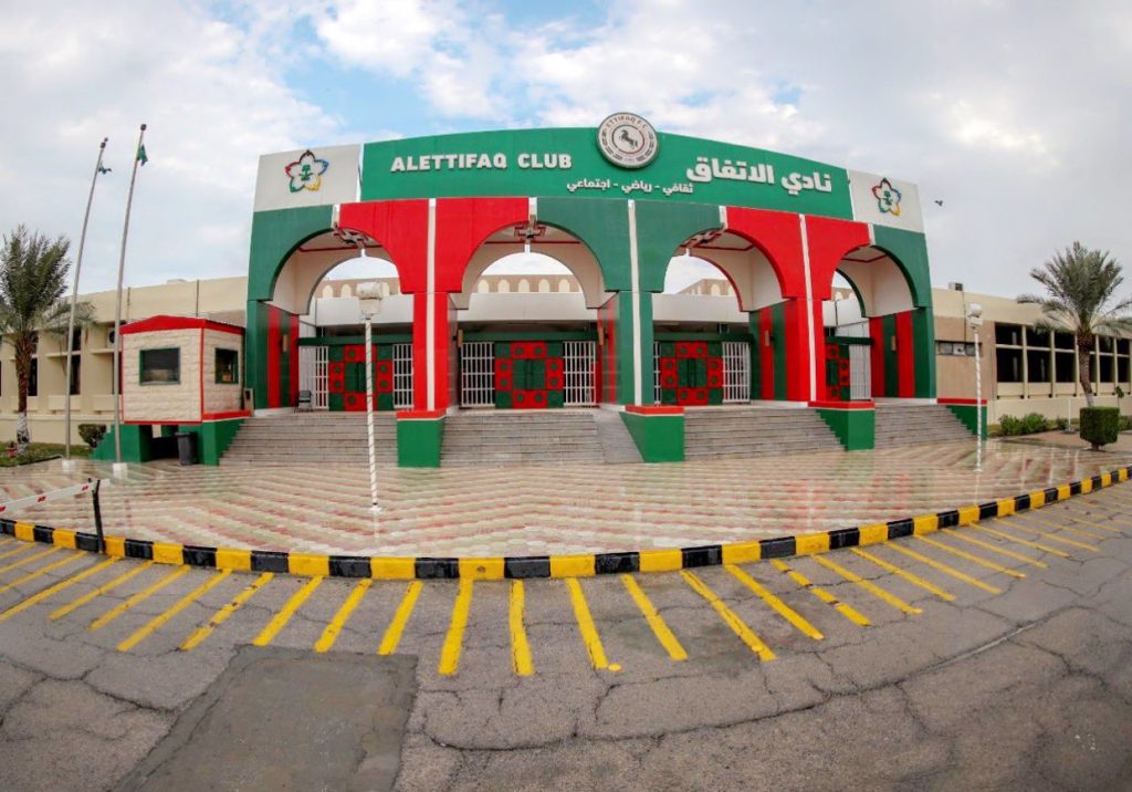الاتفاق يعلن التزامه بنسبة الجماهير الهلالية في مباراة الفريقين