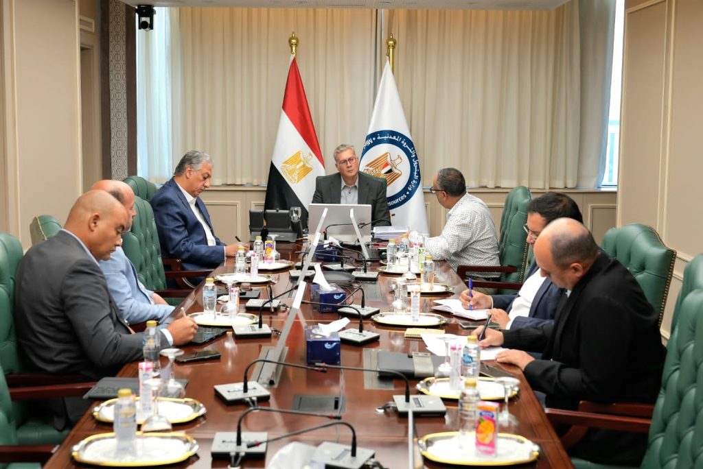 اجتماع وزير البترول مع فريق البحث والانقاذ بجبل الزيت في السويس يعكس جهود التنمية المستدامة