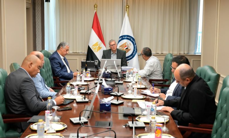 اجتماع وزير البترول مع فريق البحث والانقاذ بجبل الزيت في السويس