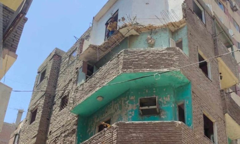 إزالة مبنى مهدد بالسقوط في محافظة الجيزة