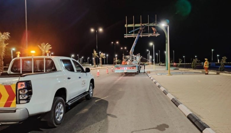 أعمال صيانة اللوحات الإرشادية في قرية العليا تبدأ