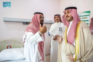 أمير الجوف يزور المعرّف عايد الرويلي للاطمئنان على صحته