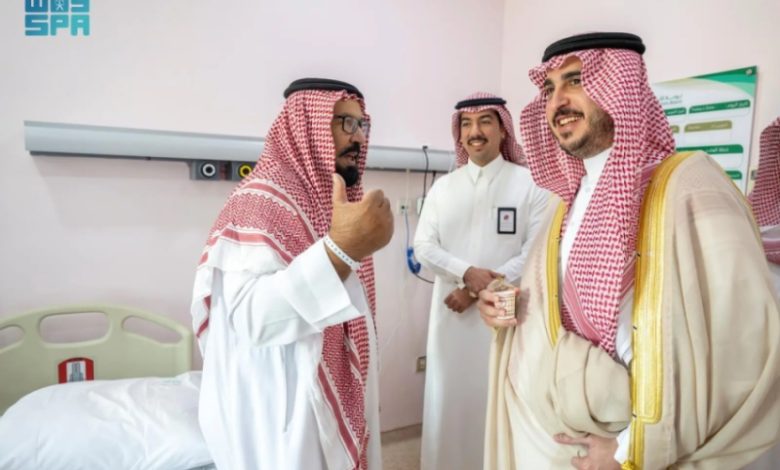 أمير الجوف يزور المعرّف عايد الرويلي للاطمئنان على صحته