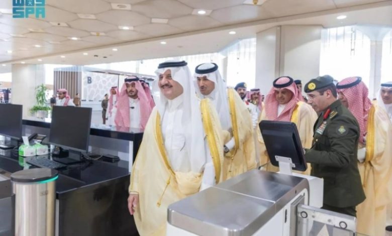 أمير الشرقية يفتتح البوابات الإلكترونية في مطار الملك فهد الدولي