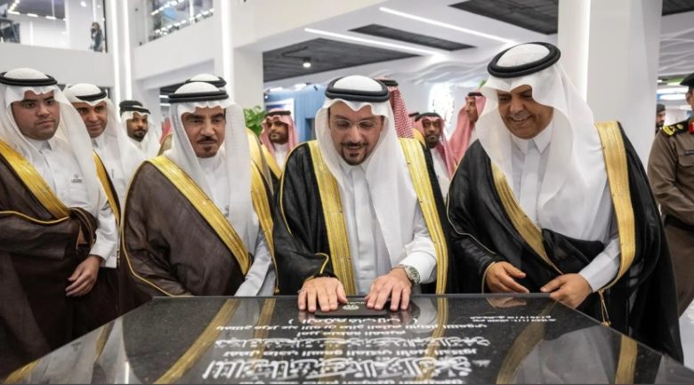 أمير القصيم يفتتح مركز العثيم المبتكر لتعزيز التنمية والابتكار في المنطقة.