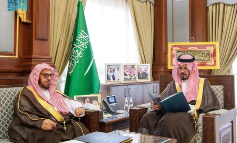 أمير المدينة المنورة يشيد بجهود مدير التعليم في تطوير القطاع التعليمي