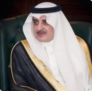 أمير تبوك يزور الشيخ الغريض للاطمئنان على صحته
